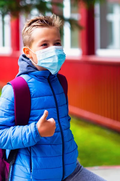 Lindo Niño Escuela Edad Lleva Ropa Casual Máscara Cara Mochila — Foto de Stock