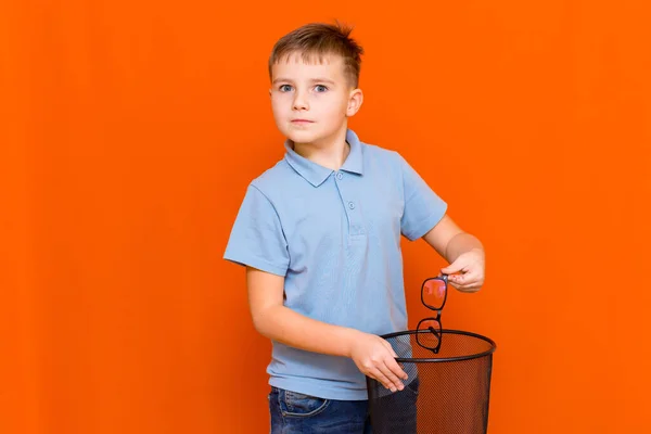 Primo Piano Scolaro Una Shirt Blu Getta Gli Occhiali Nel — Foto Stock