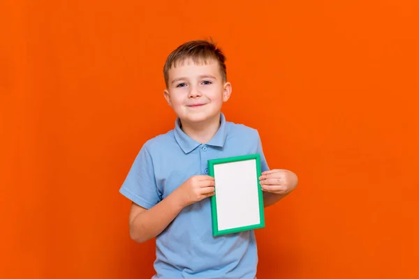 Porträt Eines Kaukasischen Schuljungen Shirt Der Isoliert Auf Orangefarbenem Hintergrund — Stockfoto