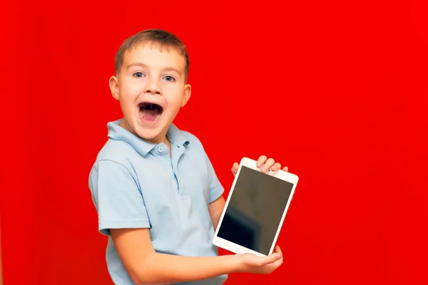 태블릿을 웃는아이 배경에 태블릿이 보이는 — 스톡 사진