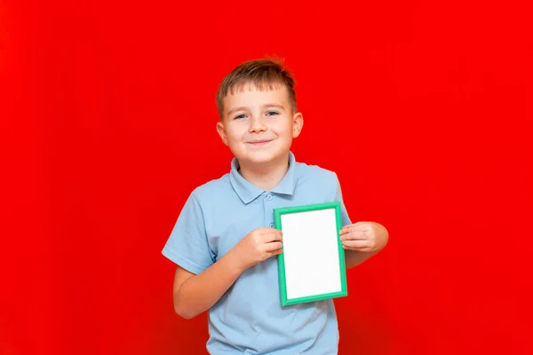 Счастливый Маленький Девятилетний Мальчик Пустой Рекламой Макет Красном Модном Ярком — стоковое фото