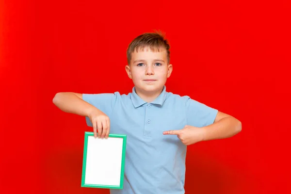 Netter Kleiner 9Er Junge Der Mit Dem Finger Auf Rotem — Stockfoto