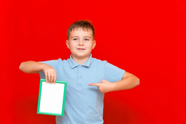 Netter Kleiner 9Er Junge Der Mit Dem Finger Auf Rotem — Stockfoto