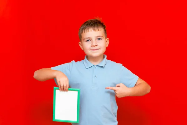 Adorável Pequeno Menino Mostrando Uma Placa Branco Propaganda Simular Com — Fotografia de Stock