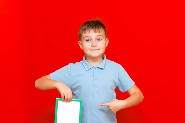 Adorável Pequeno Menino Mostrando Uma Placa Branco Propaganda Simular Com — Fotografia de Stock