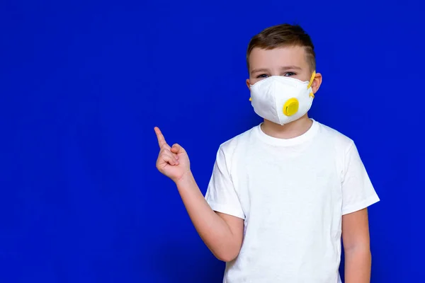 Närbild Porträtt Kaukasisk Pojke Skyddande Mask Respirator Visar Kopia Utrymme — Stockfoto