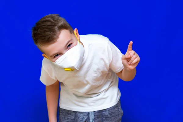 Cerca Retrato Niño Caucásico Respirador Máscara Protectora Que Muestra Espacio — Foto de Stock