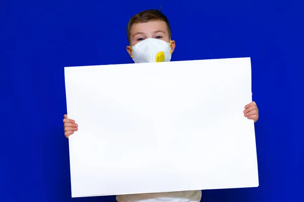 Zamknij Portret Białego Chłopca Masce Ochronnej Respirator Trzyma Pusty Arkusz — Zdjęcie stockowe