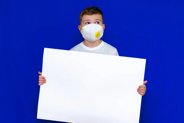 Cerca Retrato Niño Caucásico Respirador Máscara Protectora Sostiene Una Hoja — Foto de Stock