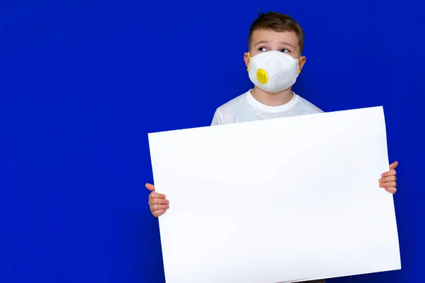 Cerca Retrato Niño Caucásico Respirador Máscara Protectora Sostiene Una Hoja — Foto de Stock