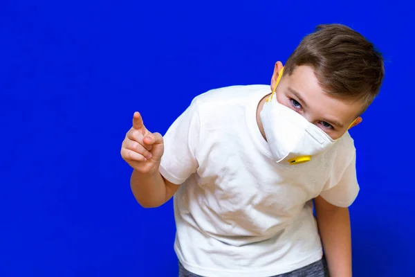 Cerca Retrato Niño Caucásico Respirador Máscara Protectora Que Muestra Espacio — Foto de Stock