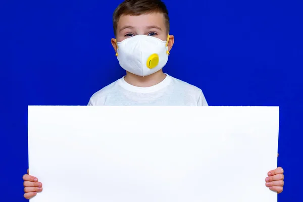 Närbild Porträtt Kaukasisk Pojke Skyddande Mask Respirator Håller Ett Tomt — Stockfoto