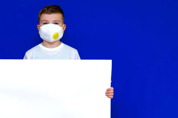 Närbild Porträtt Kaukasisk Pojke Skyddande Mask Respirator Håller Ett Tomt — Stockfoto