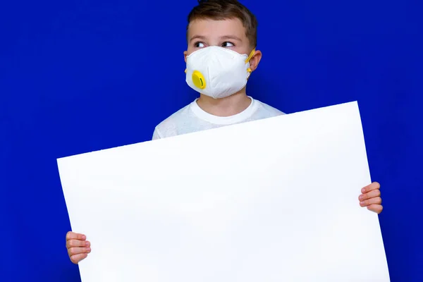 Närbild Porträtt Kaukasisk Pojke Skyddande Mask Respirator Håller Ett Tomt — Stockfoto