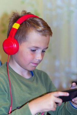 Yan tarafı kapatın çocuklar. Sakin olun. Akıllı telefondaki surat film izlerken ya da evdeki oyununda duygular hissederken şaşırdı.