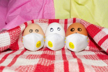 Arkadaşlık kavramı. Farklı renkte üç yumurta bir arada. Tasarımın için fotoğraf. Beyaz kırmızı kareli havluda yumurtalar