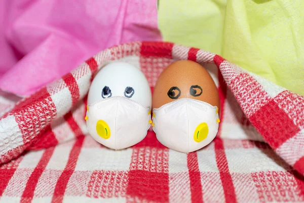 Virus Pandemie Konzept Lustige Zwei Eier Verschiedenen Farben Zusammen Foto — Stockfoto