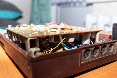 Telsiai Litvanya 10 14 2020 editoryali. Eski sökülmüş Rus kaset kaydedicisi 80 'lerin ses teknolojisi.