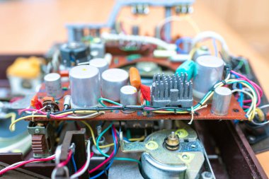 Telsiai Litvanya 10 14 2020 editoryali. Eski sökülmüş Rus kaset kaydedicisi 80 'lerin ses teknolojisi.