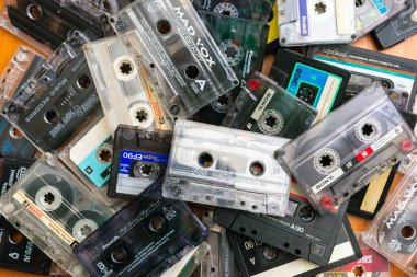 Telsiai, Litvanya-10 14-2020, eski kasetler bir masada..