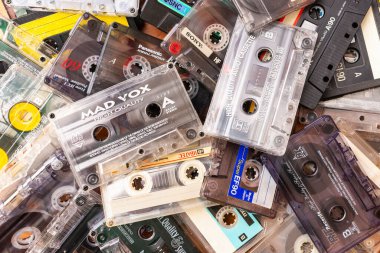 Telsiai, Litvanya-10 14-2020, eski kasetler bir masada..