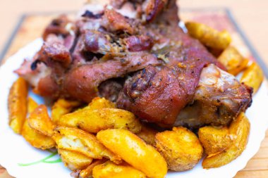 Üst taraf leziz domuz inciği ve patates püresini yakın plan tabağa koyun. Dikey