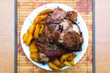 Üst taraf leziz domuz inciği ve patates püresini yakın plan tabağa koyun. Dikey