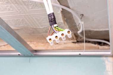 Eski bir dairede elektrik tesisatı yenilenmesi, kablolar ve bağlantılarla konut aydınlatma tesisatı yenilenmesi.