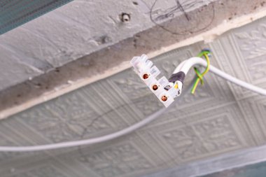 Eski bir dairede elektrik tesisatı yenilenmesi, kablolar ve bağlantılarla konut aydınlatma tesisatı yenilenmesi.