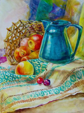 Suluboya klasik natürmort. Renkli bir köy tarzı. Sürahi, meyve ve hasır sepetli bir masa örtüsü. Yazın parlak renkleri. Duvardaki çerçeveli poster için.