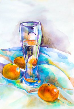 Beyaz bir masa örtüsü üzerinde su ve mandalina bulunan cam bir bardağın resimli suluboya resmi. Çizim, kartpostalları süslemek için resimler, etiketler, ambalajlar, afişler, kumaşlardaki baskılar.