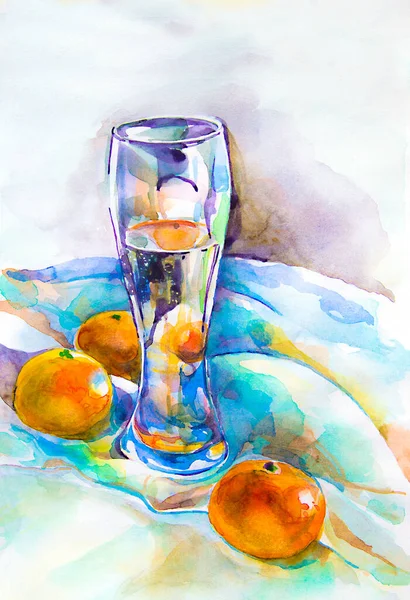Beyaz bir masa örtüsü üzerinde su ve mandalina bulunan cam bir bardağın resimli suluboya resmi. Çizim, kartpostalları süslemek için resimler, etiketler, ambalajlar, afişler, kumaşlardaki baskılar.