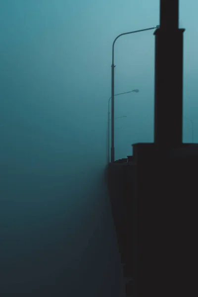 Міст Перил Важкому Тумані — стокове фото