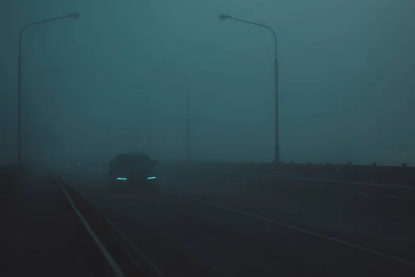 Nouvelle Voiture Moderne Roule Sur Route Dans Brouillard Fort — Photo