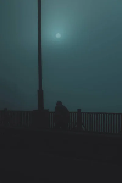 Mann Auf Der Brücke Dichten Nebel — Stockfoto