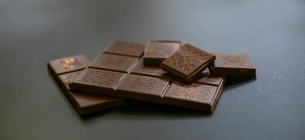 Morceaux Chocolat Lait Isolés Sur Fond Noir — Photo