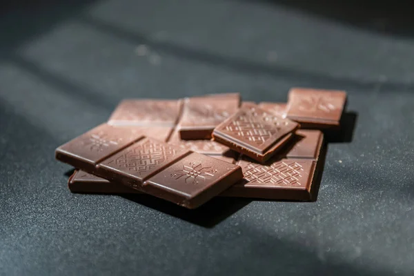 Morceaux Chocolat Lait Isolés Sur Fond Noir — Photo