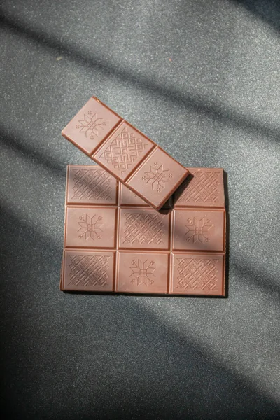 Morceaux Chocolat Lait Isolés Sur Fond Noir — Photo