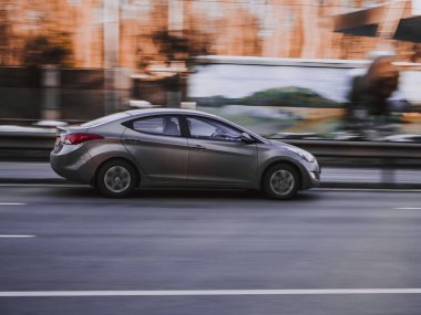 Araba şehirde koşuşturur.