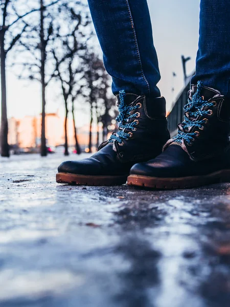 Caminar en las botas nuevas en el parque de invierno —  Fotos de Stock