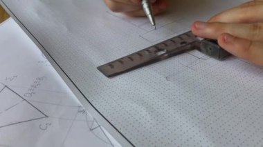 Genç bir mühendis grafiklerle çalışmayı öğrenir