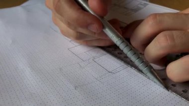 Genç bir mühendis grafiklerle çalışmayı öğrenir