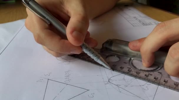 Un jeune ingénieur apprend à travailler avec des cartes — Video
