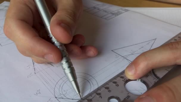 Ein junger Ingenieur lernt, mit Diagrammen zu arbeiten — Stockvideo