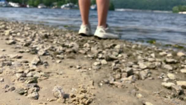 The guy is walking along the beach — Stock Video