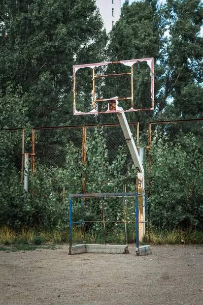 Oude gebroken roestige metalen basketbal Board. Basketbal velg zonder netto Rechtenvrije Stockafbeeldingen