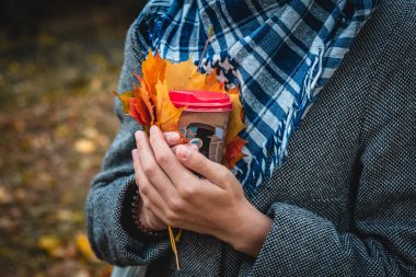 Sonbahar kompozisyonu hala hayat. Kadın eli ve kahve.