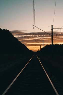 Tren yolu manzarası ve karanlık gün batımı