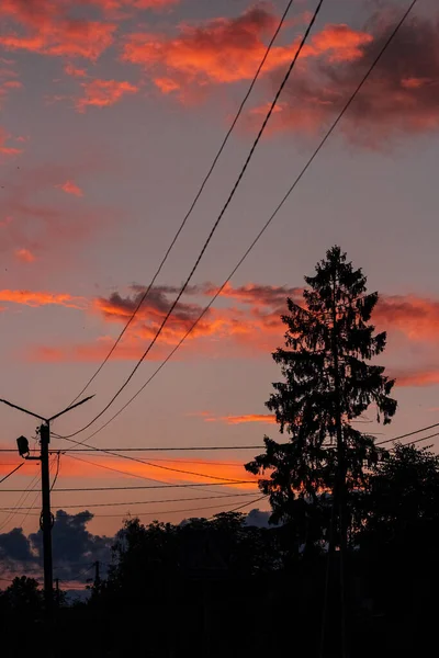 Landschaft des Sonnenuntergangs mit bewölktem, orangefarbenem Himmel — Stockfoto