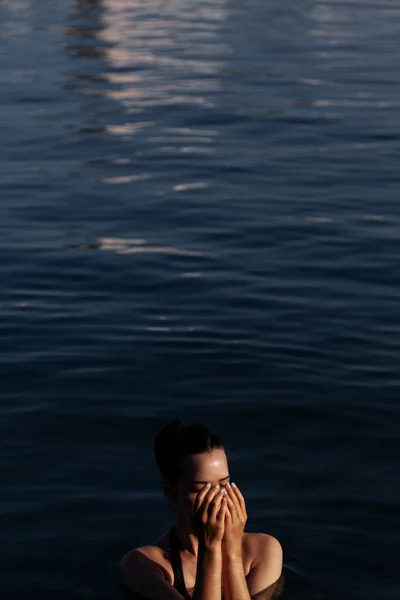 Genç Güzel Bir Kadın Denizde Duruyor Suda Duran Elleriyle Gözlerini — Stok fotoğraf